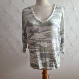 Philosophy Camo Top / Flannel / V-Neck / Size Small